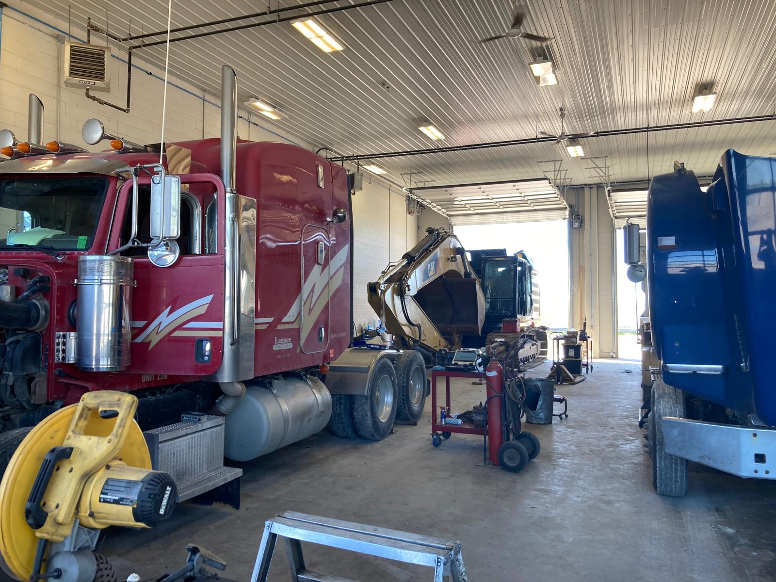 Anseeuw Bros repairs heavy trucks such as Tandems, Semi trucks, and everything in between.